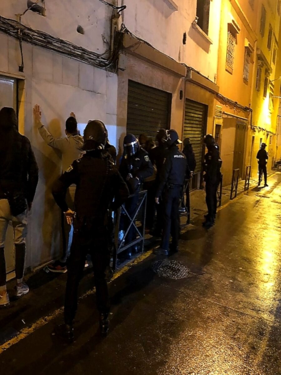 Patrullaje policial a pie en una calle de El Príncipe