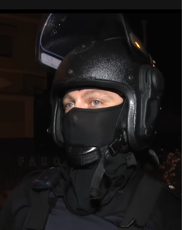 Alejandro con casco y pasamontañas durante su etapa operativa
