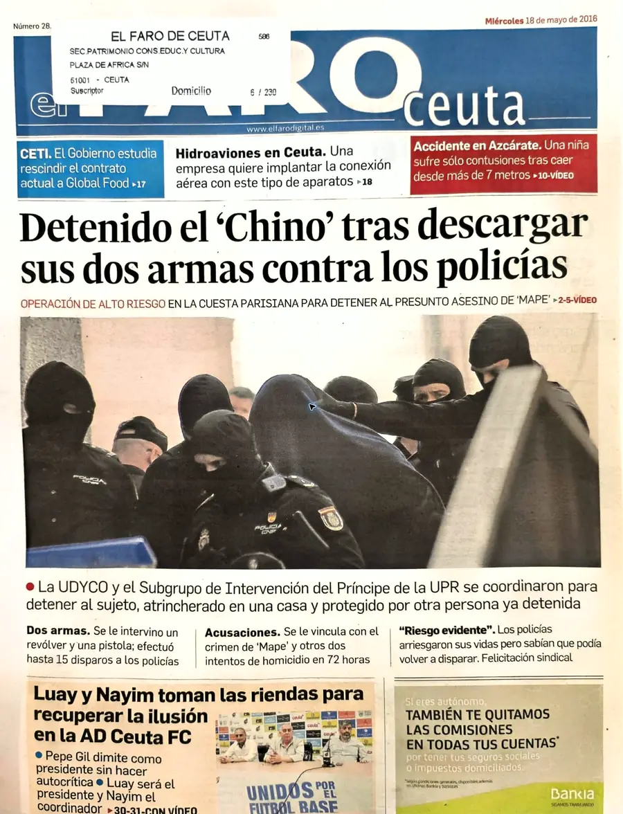 Recorte de prensa titulado «Detenido “Chino” tras descargar sus dos armas contra los policías» publicado por El Faro de Ceuta.